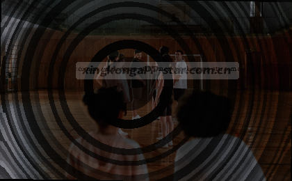 数据图表旁，一只手正指着跳跃上升的曲线。